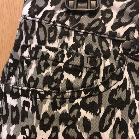 D. Jeans size 8 animal print skinny jeans - Picture 5 of 10